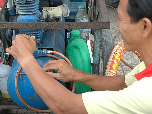  Sống chung với “bom nổ chậm” 